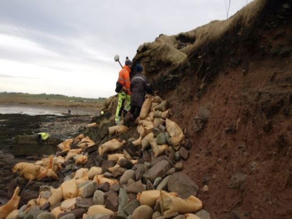 После бури на берегу Оркнейских островов обнажилось кладбище викингов 1500-летней давности (ФОТО)