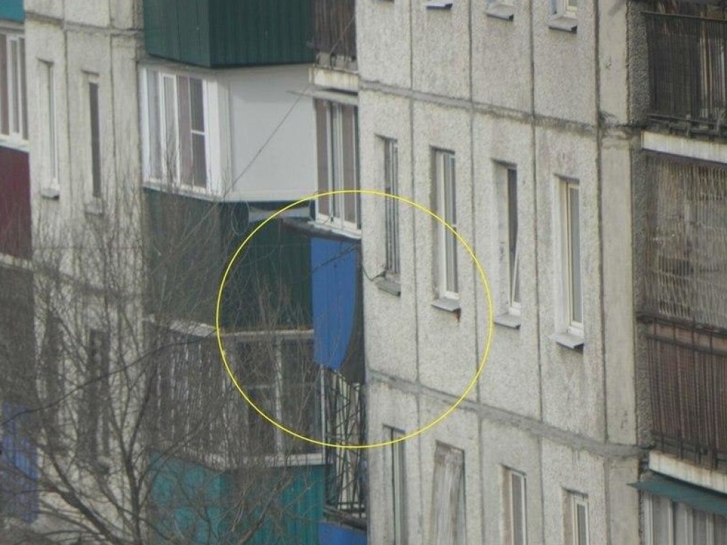 На место ЧП вызвали МЧС: В России военный вертолет случайно обстрелял жилой дом (ФОТО)