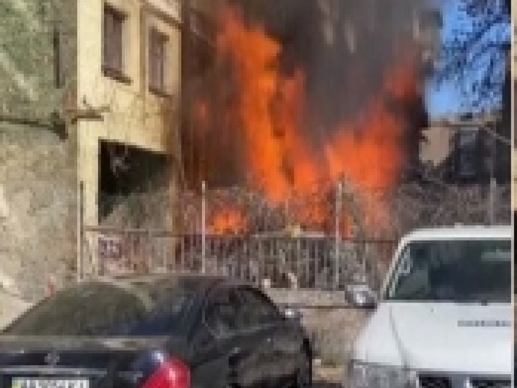 Крупный пожар в центре Киева: горит старый дом (ВИДЕО)