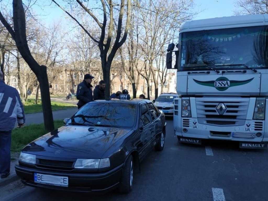 В центре Николаева столкнулись тягач Renault и такси (ФОТО)