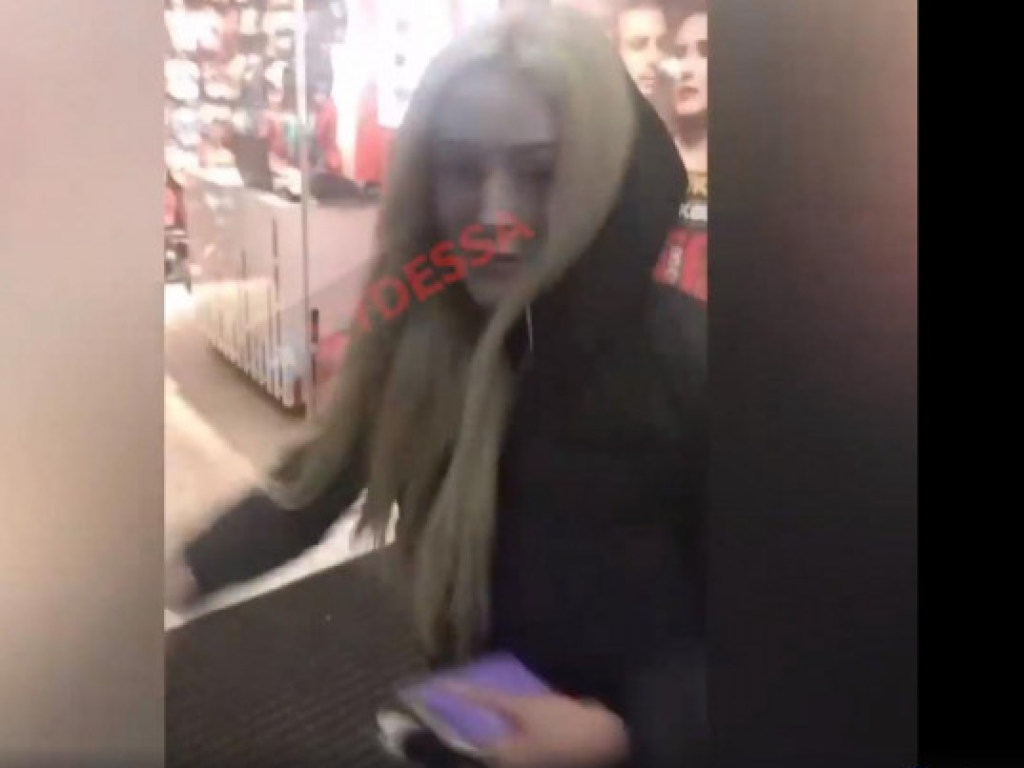 Агрессивная блондинка напала на охранника ТРЦ в Одессе (ФОТО, ВИДЕО)
