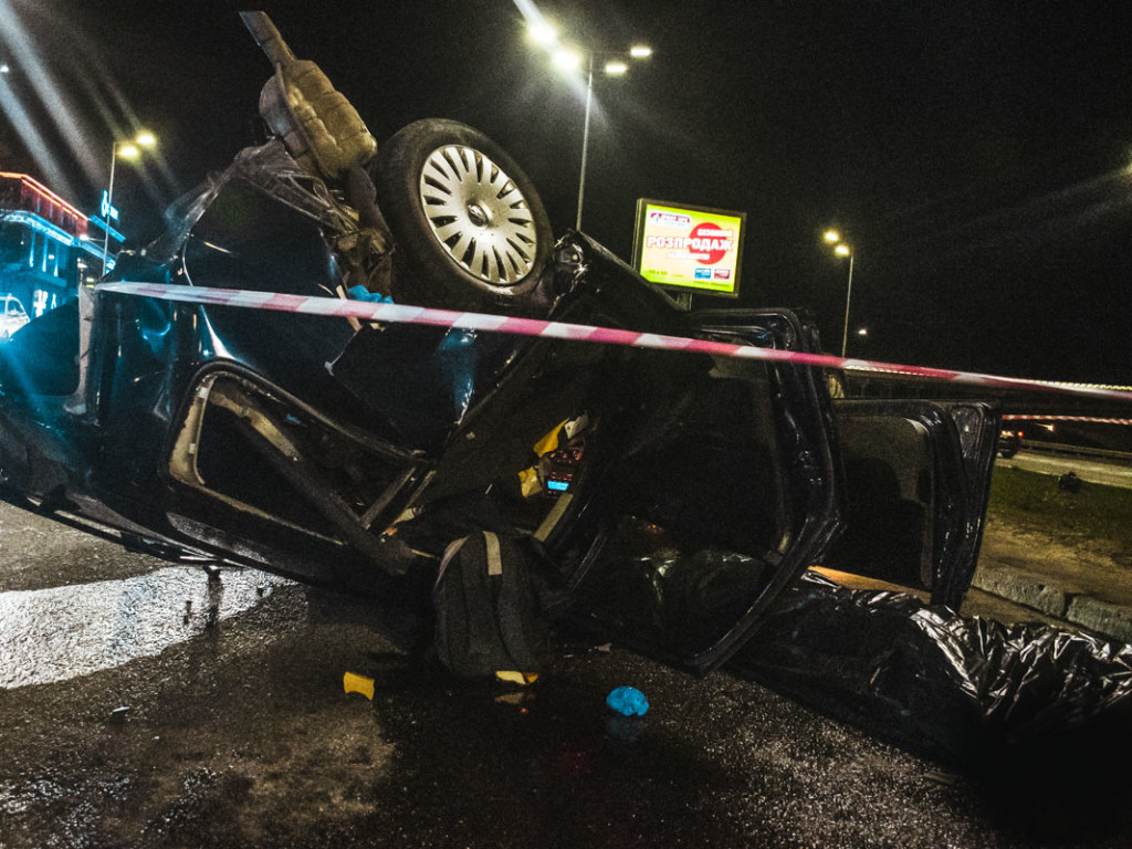 Страшная авария у моста Метро в Киеве: Volkswagen и Subaru превратились в груду металлолома (ФОТО, ВИДЕО)