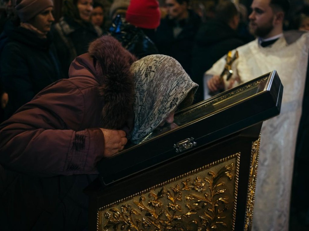 Целуют кресты и иконы: украинские верующие преступно поступают в период карантина (ФОТО)