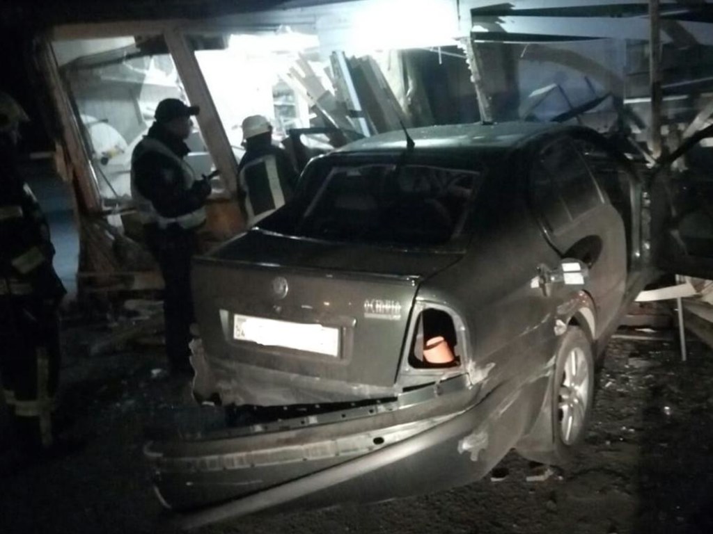 Водитель Skoda протаранил магазин в Днепропетровской области: есть пострадавшие (ФОТО)