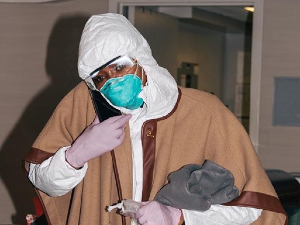 Из-за боязни коронавируса Наоми Кэмпбелл выбросила манто за три тысячи долларов (ФОТО)