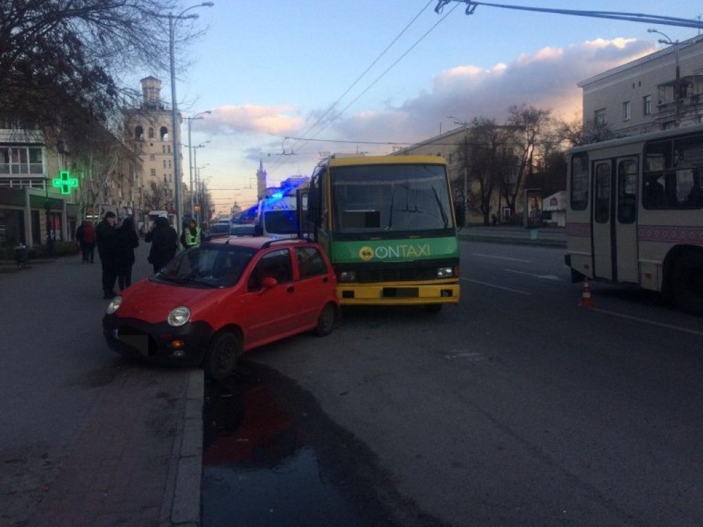 Водитель маршрутки потерял сознание и протаранил припаркованное авто в Запорожье (ФОТО)