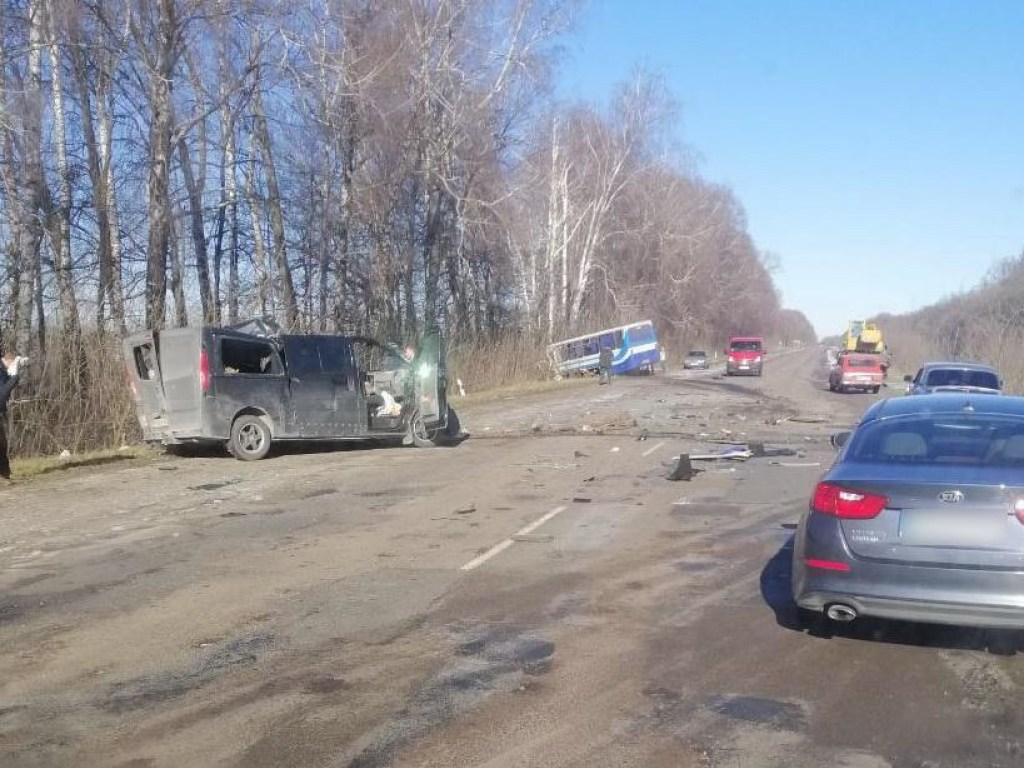 В Сумской области лобовое столкновение микроавтобуса с рейсовым автобусом: погибло три человека (ФОТО)