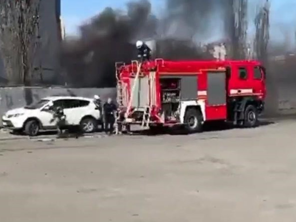 На Виноградаре в Киеве прямо на дороге вспыхнуло авто (ВИДЕО)