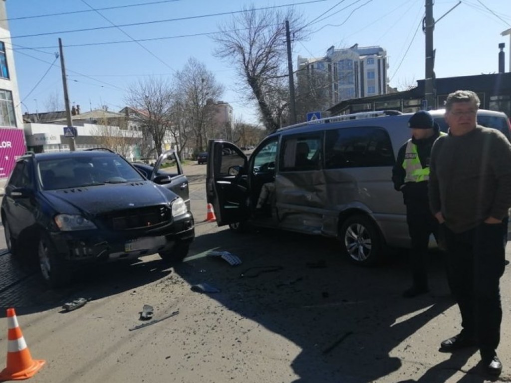 В ДТП с участием двух Mercedes в Николаеве попал депутат горсовета (ФОТО)