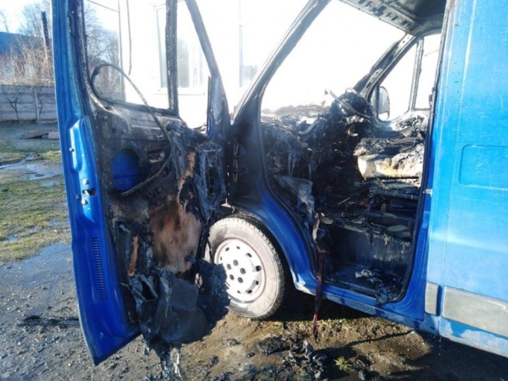 В Винницкой области сгорел микроавтобус (ФОТО)