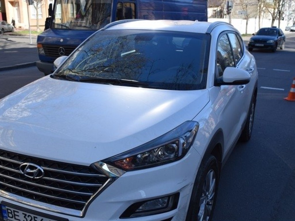 В Николаеве автоледи за рулем Hyundai врезалась Ford на еврономерах (ФОТО)