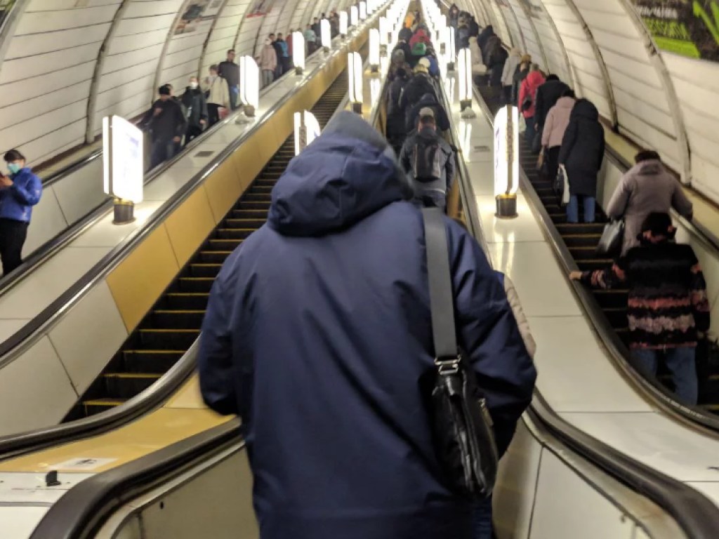 Последний день работы киевского метро: людей в подземке все меньше (ФОТО)