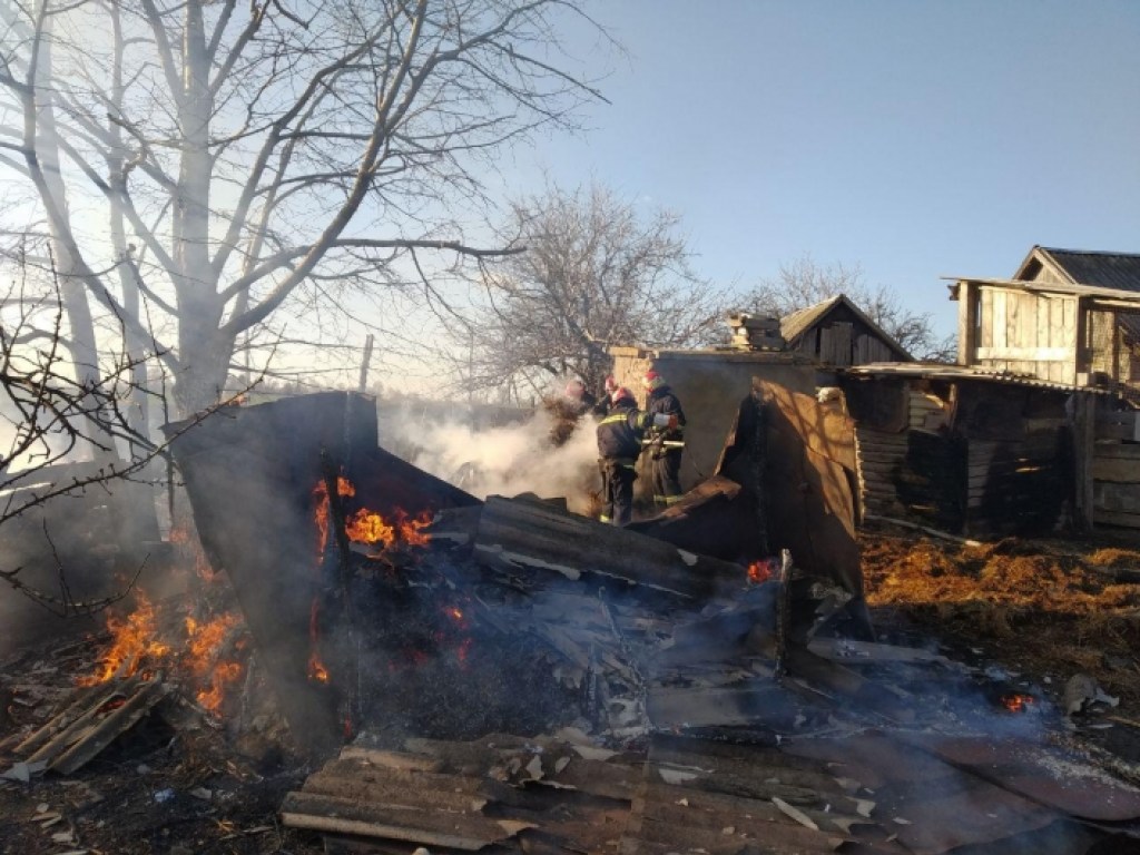 Дети играли дома с огнем: спасатели тушили пожар больше часа (ФОТО)