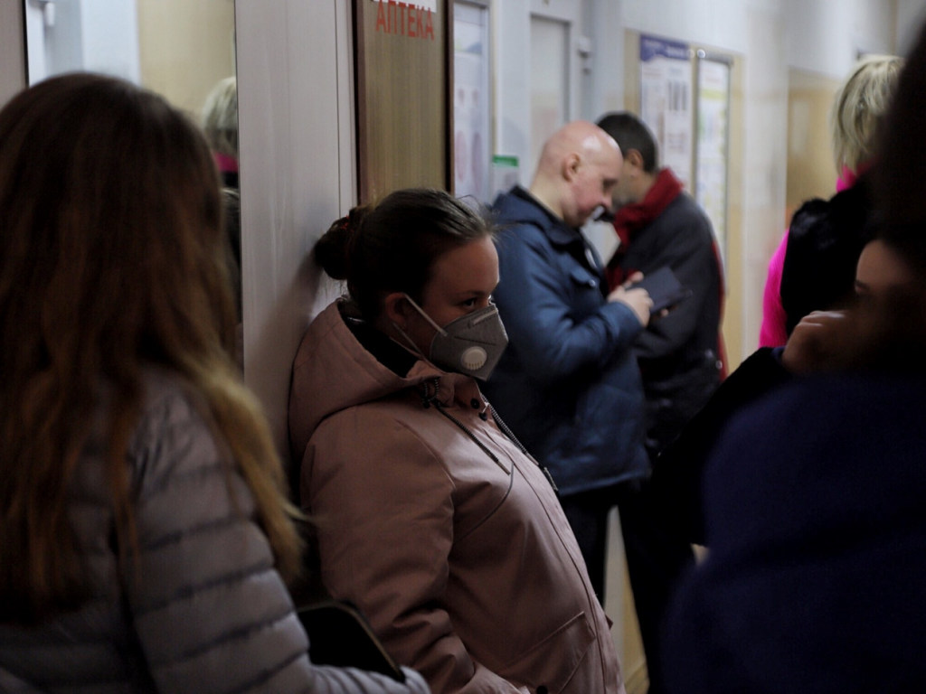 Жители Одессы выстроились в очереди за медицинскими масками в аптеках (ФОТО)