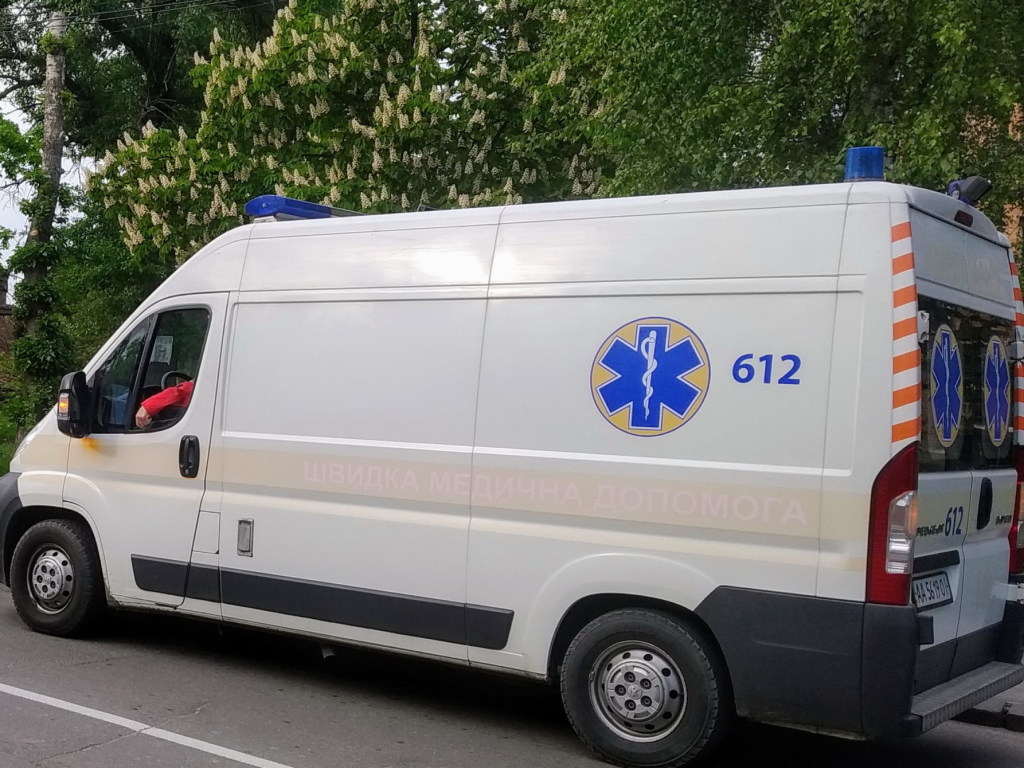Падение мужчины из окна 12 этажа в Киеве: пациент больницы приземлился на крышу Land Cruiser (ФОТО)