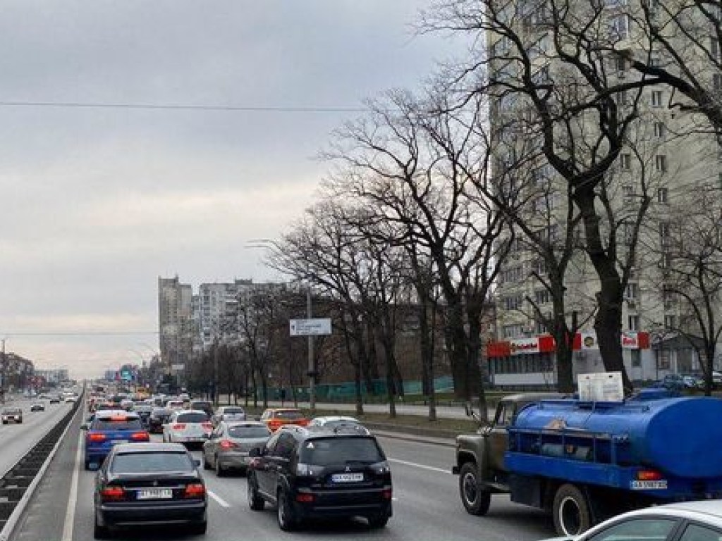 Утро 17 марта для киевлян началось с пробок на дорогах: что происходит (ФОТО, КАРТА)