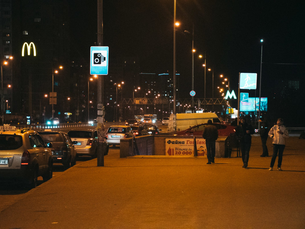 В Киеве возле метро нашли труп мужчины: внезапно стало плохо (ФОТО, ВИДЕО)