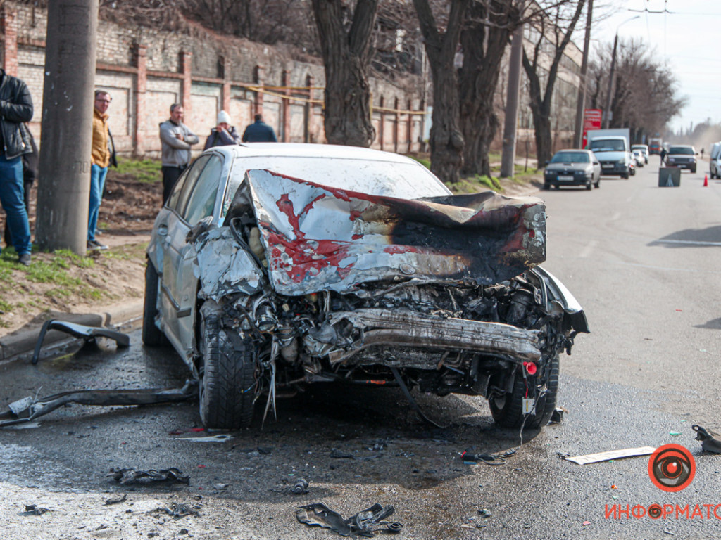 В Днепре столкнулись четыре иномарки, авто BMW загорелось (ФОТО, ВИДЕО)