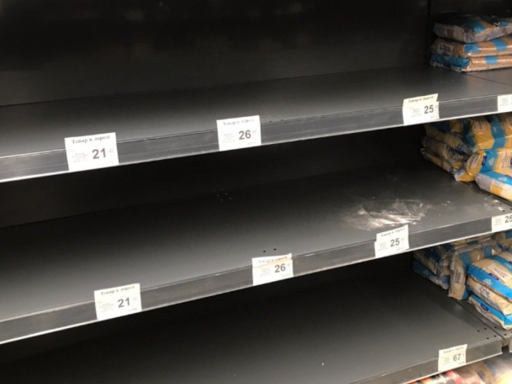 Жители Харькова бросились покупать продукты: в магазинах начался ажиотаж (ФОТО)