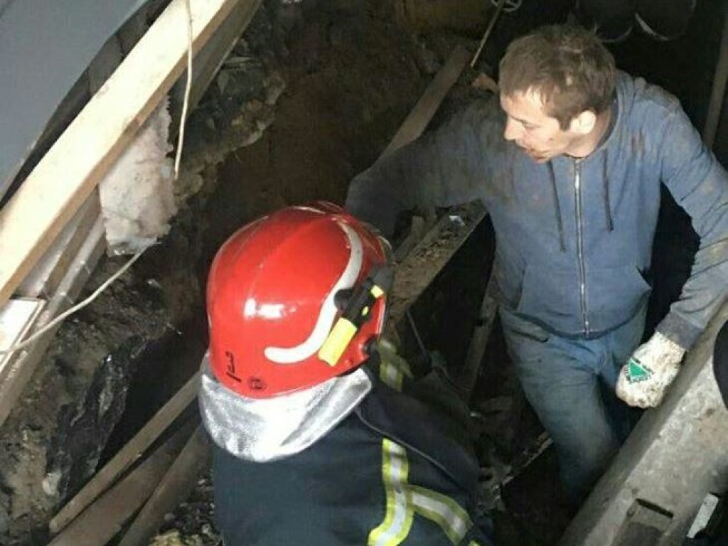 В центре Киева мужчину засыпало грунтом в гараже (ФОТО)