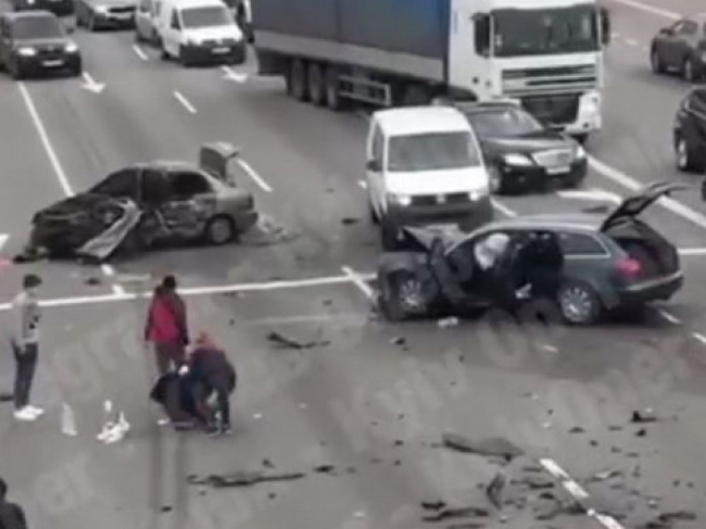 Смертельное ДТП произошло на Новообуховской трассе: появились первое фото и видео с места аварии