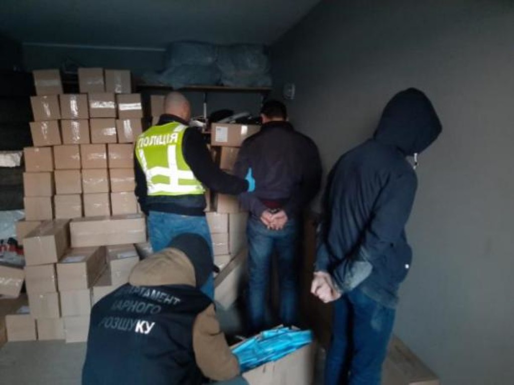 В Киеве грабители под видом СБУ-шников отобрали 100 тысяч медицинских масок (ФОТО)
