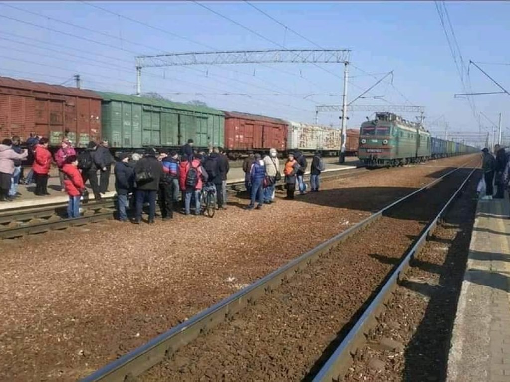 Из-за отмены электричек люди перекрыли железную дорогу под Киевом (ФОТО)