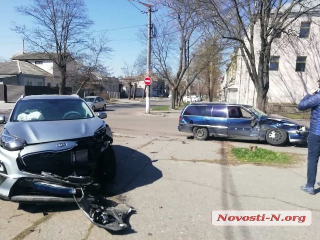 В центре Николаева столкнулись Kia и Opel, пострадал водитель (ФОТО)