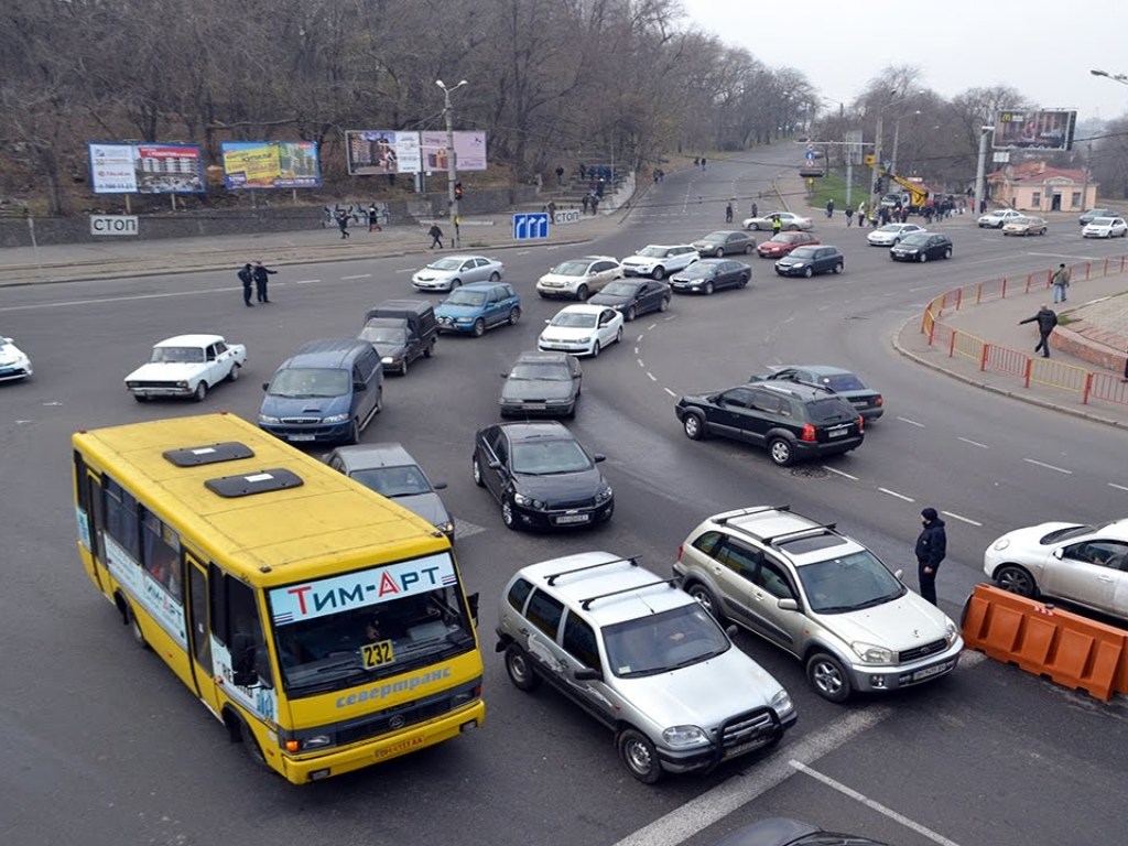 Транспортный коллапс в Одессе: маршрутчики массово отказываются работать (ВИДЕО)