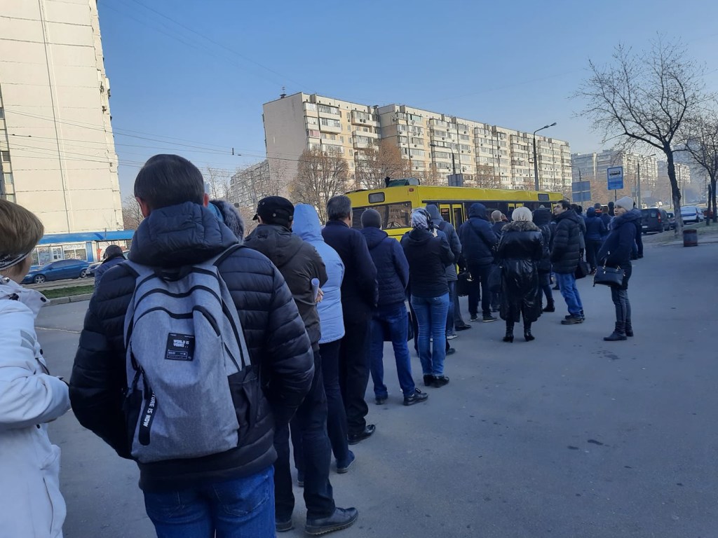 Закрытие метро в Киеве: пассажиры без масок в переполненных маршрутках и огромные очереди (ФОТО)