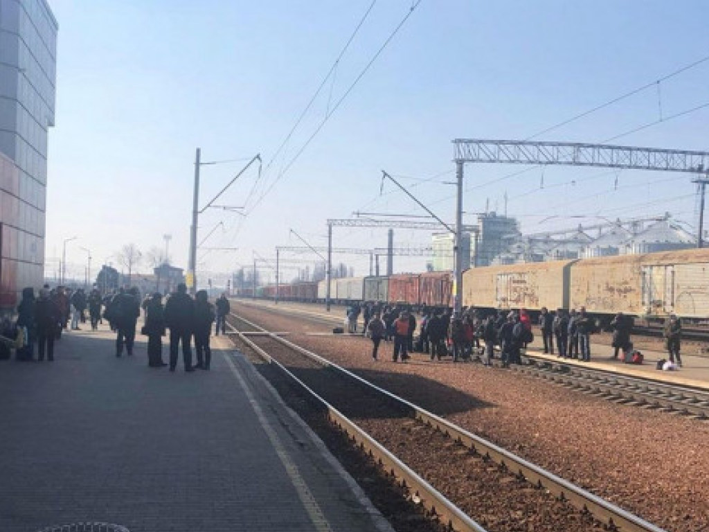 Протесты под Киевом: полиция разблокировала железнодорожную станцию (ФОТО)