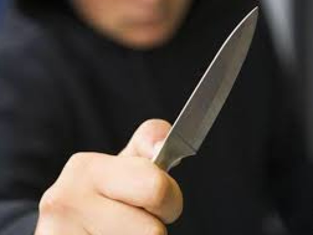 Под Киевом мужчина изрезал ножом приятеля – полиция