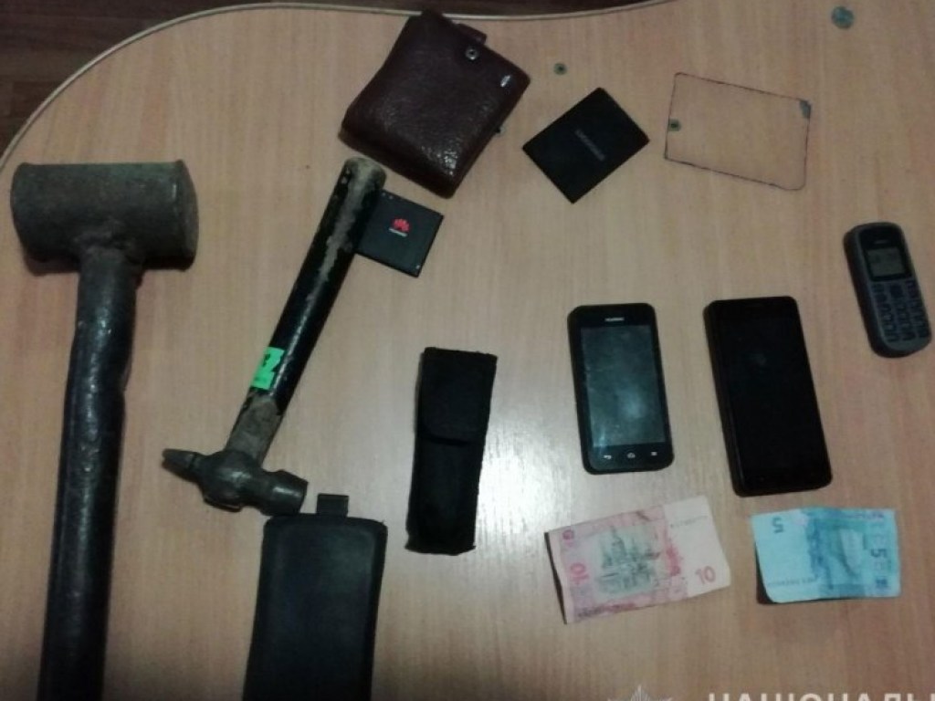 Пьяный мужчина с двумя молотками украл у бывшей тещи 36 гривен и телефон (ФОТО)