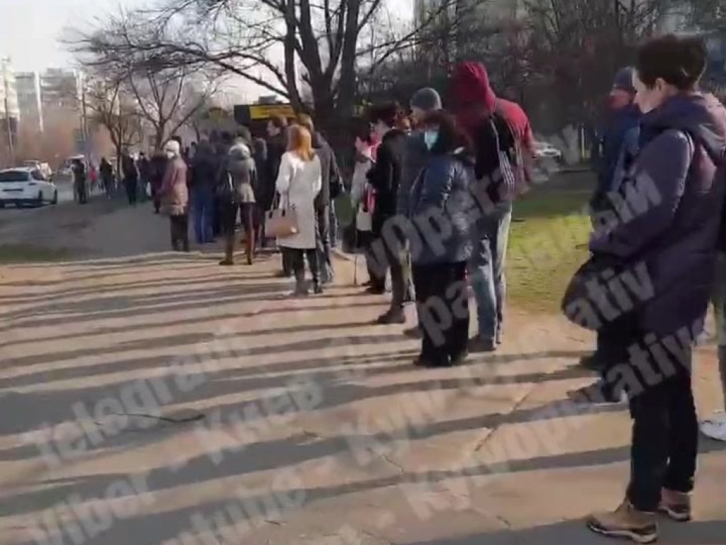 На Харьковском массиве в Киеве увидели грандиозную очередь на «карантинную» маршрутку (ВИДЕО)