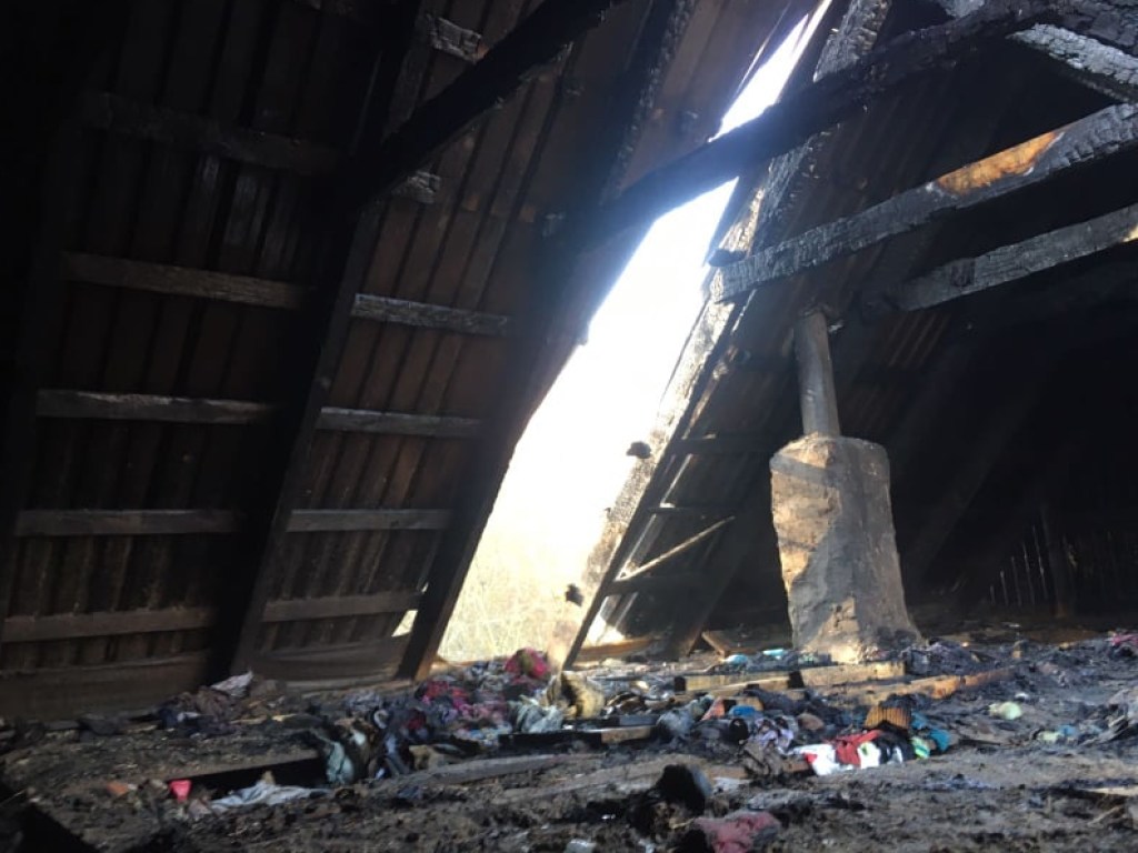 На Закарпатье горел дом: из огня вытащили 6 детей (ФОТО)