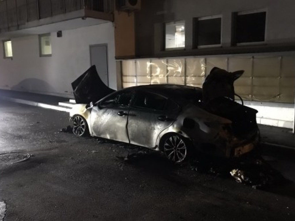 В Харькове сожгли Lexus (ФОТО)