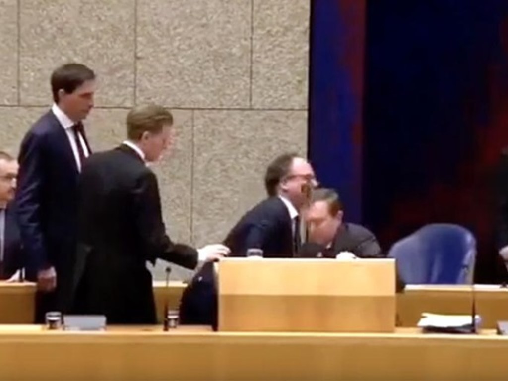 Министр здравоохранения Нидерландов упал в обморок в ходе обсуждения коронавируса (ВИДЕО)