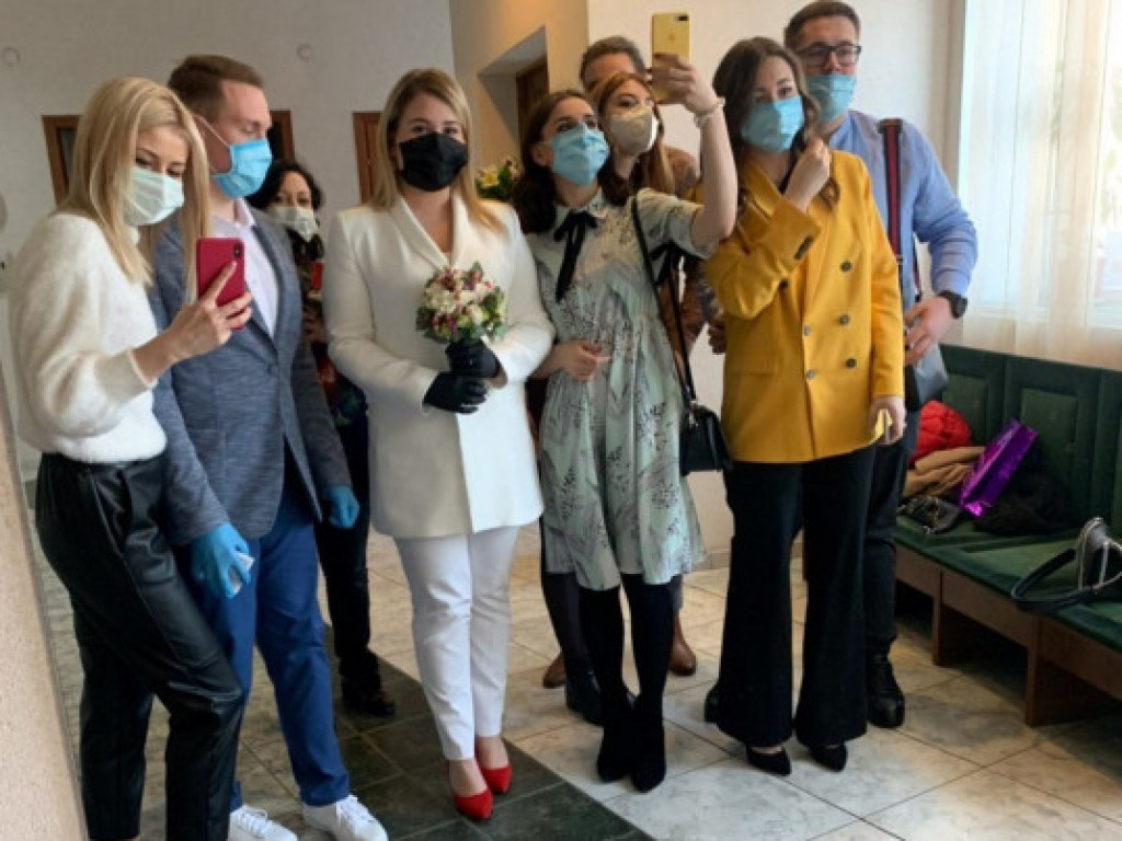 «С цветами и в масках»: в столице сыграли первую «антикоронавирусную» свадьбу (ФОТО)