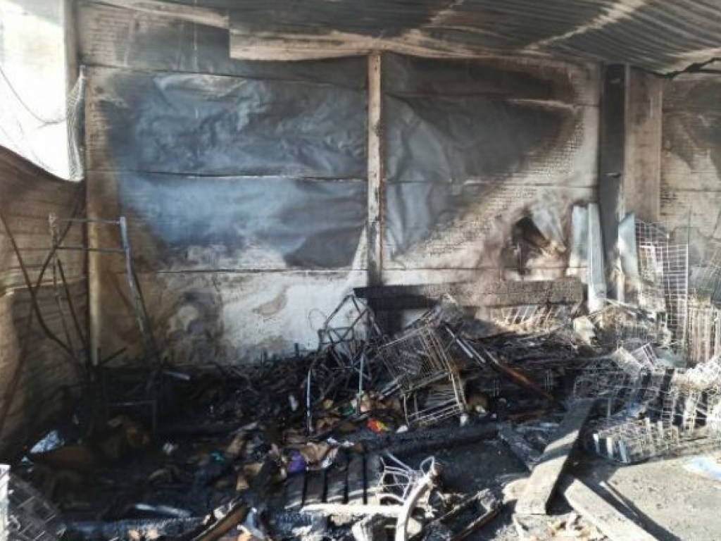 Херсонские спасатели ликвидировали пожар у ТЦ  (ФОТО)