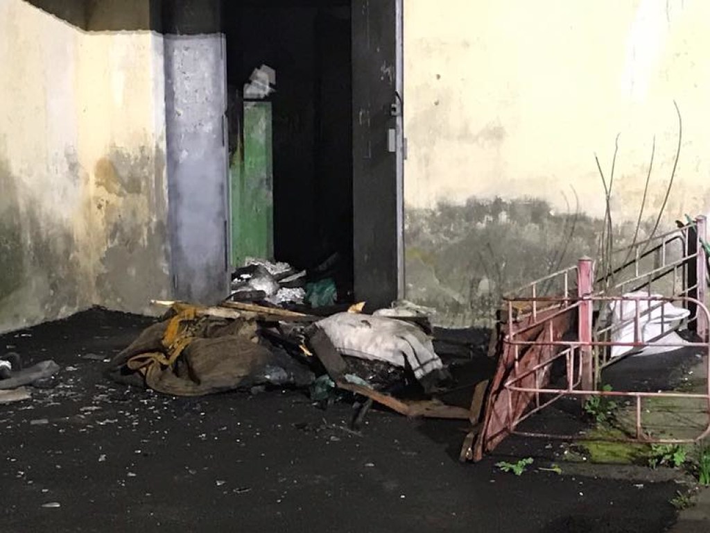 На Святошино в Киеве горел старый двухэтажный дом (ФОТО)