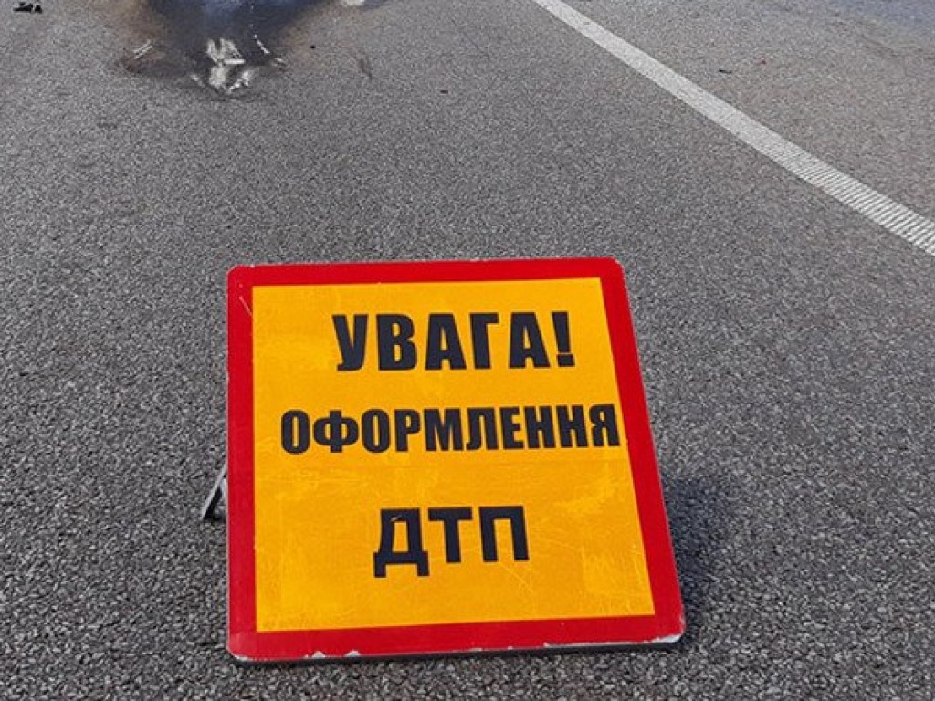 В Харькове столкнулись ВАЗ и Opel: авто превратились в груду металлолома (ВИДЕО)