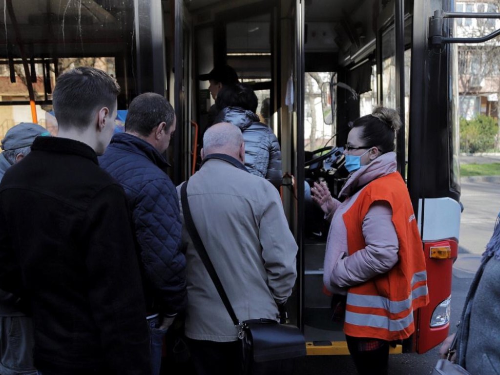Ругань, потасовки и выбитые стекла: жители «карантинной» Одессы добираются на работу (ФОТО, ВИДЕО)