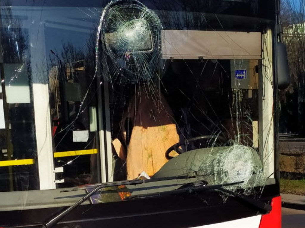 В Одессе разгневанный пассажир с камнем атаковал трамвай (ФОТО)