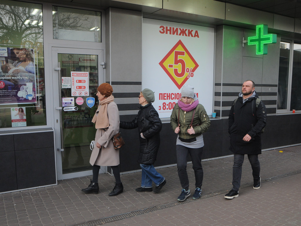 «Подарок олигархам»: Зеленский ударил по местным бюджетам и пенсионному фонду