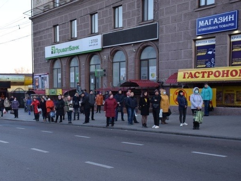 Огромные очереди на остановках: в Николаеве перевозки почти заблокированы из-за карантина (ФОТО, ВИДЕО)