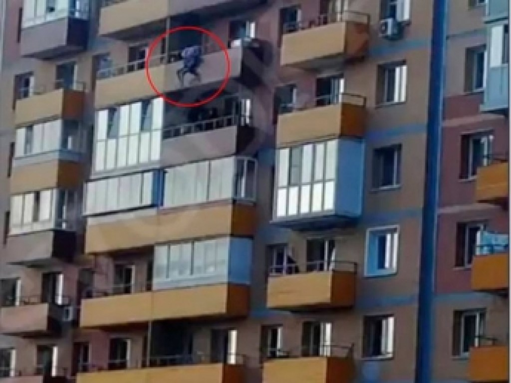 Мгновенная реакция: Спасатель поймал выпавшую с балкона 14 этажа несовершеннолетнюю девушку (ВИДЕО)