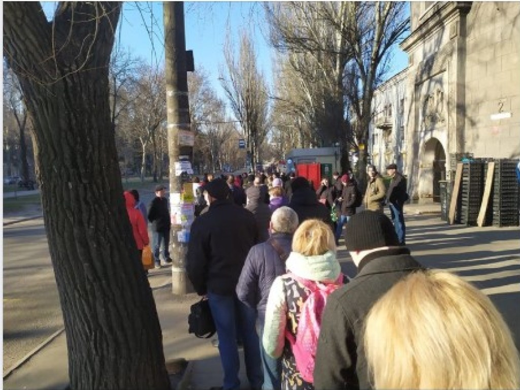 «На работу пешком?»: жители Запорожье из-за карантинных мер по 1,5 часа стоят в очередях на остановках (ФОТО)