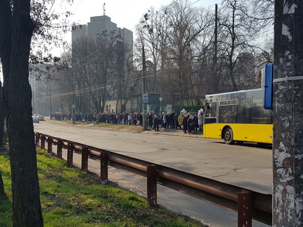 «Карантин в действии»: в Киеве люди на остановках стоят в огромных очередях (ФОТО)