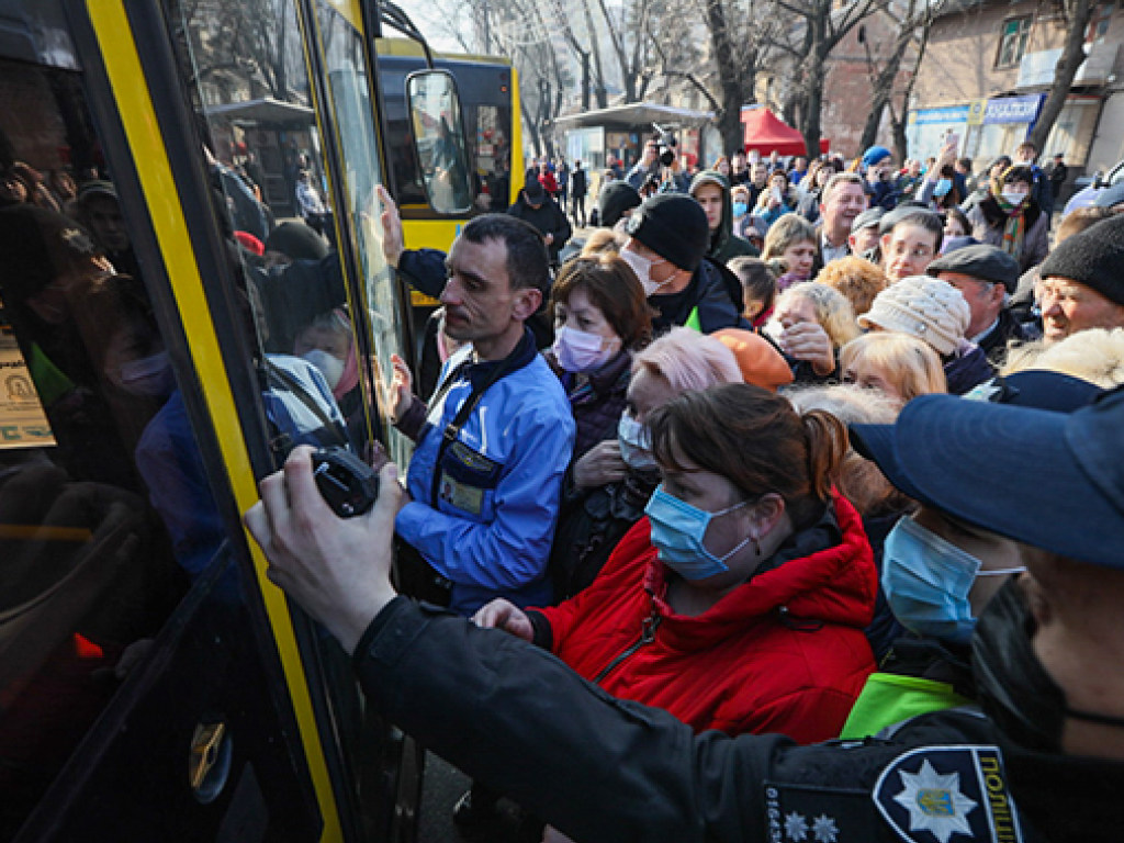 Появилось фото «атаки» пассажиров в масках на столичный автобус (ФОТО)