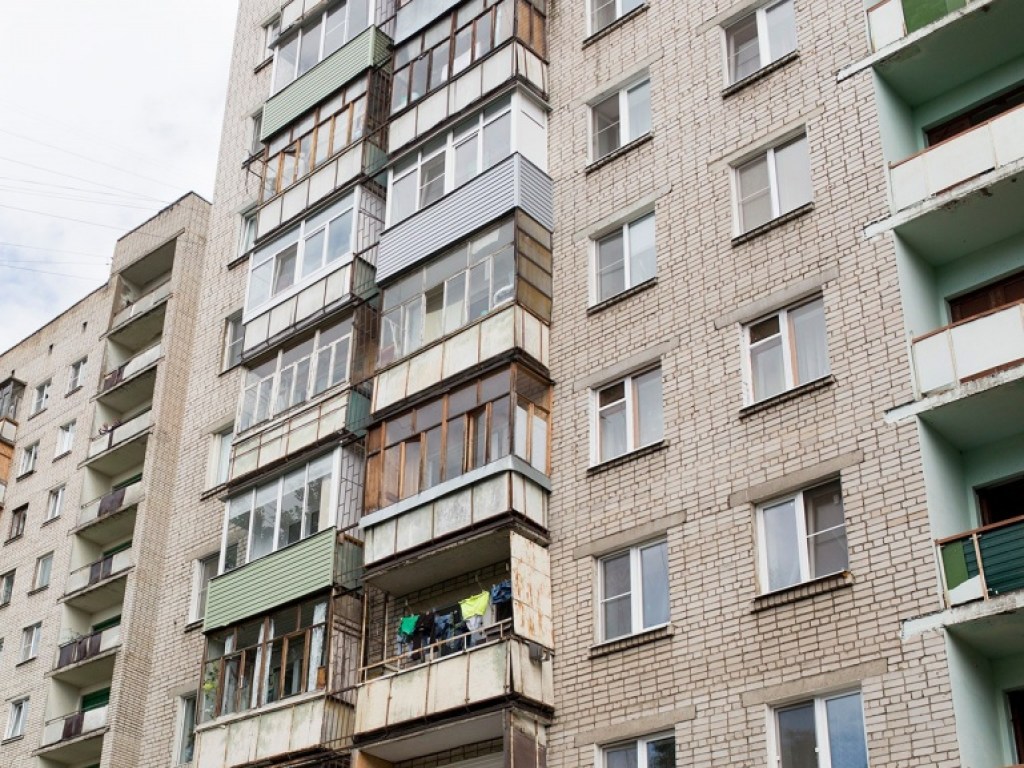 В Запорожье из окна 3 этажа выпала 21-летняя девушка